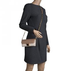 مملوكة مسبقًا حقيبة كلاتش ميو ميو سلسلة جلد بيج/ بيج فاتح