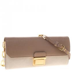 مملوكة مسبقًا حقيبة كلاتش ميو ميو سلسلة جلد بيج/ بيج فاتح