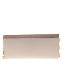 مملوكة مسبقًا حقيبة كلاتش ميو ميو سلسلة جلد بيج/ بيج فاتح