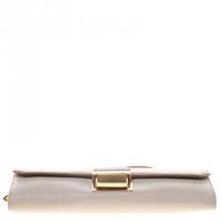 مملوكة مسبقًا حقيبة كلاتش ميو ميو سلسلة جلد بيج/ بيج فاتح