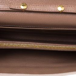 مملوكة مسبقًا حقيبة كلاتش ميو ميو سلسلة جلد بيج/ بيج فاتح