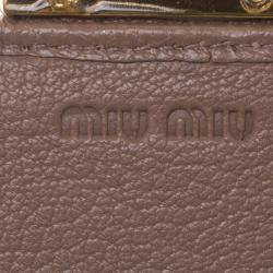 مملوكة مسبقًا حقيبة كلاتش ميو ميو سلسلة جلد بيج/ بيج فاتح