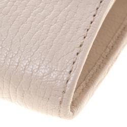 مملوكة مسبقًا حقيبة كلاتش ميو ميو سلسلة جلد بيج/ بيج فاتح