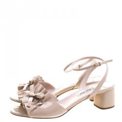 Pre Owned صندل ميو ميو جلد بيج لامع بكشكشة فيونكة مزخرفة بحزام للكاحل مقاس 39