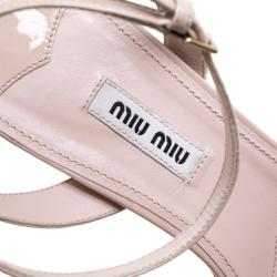 Pre Owned صندل ميو ميو جلد بيج لامع بكشكشة فيونكة مزخرفة بحزام للكاحل مقاس 39