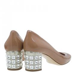 مملوكة مسبقًا حذاء كعب عالي ميو ميو جلد بني لامع مرصع بكعب سميك مقاس 39.5