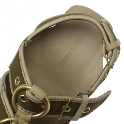 مملوكة مسبقًا حذاء فلات ميو ميو جلد بيج و كانفاس أخضر بثلاث أبازيم مقاس 39