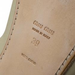 مملوكة مسبقًا حذاء فلات ميو ميو جلد بيج و كانفاس أخضر بثلاث أبازيم مقاس 39