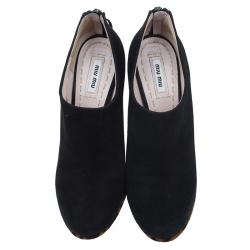 مملوكة مسبقًا حذاء بوت للكاحل ميو ميو سويدي أسود و فرو بنقشة الفهد مقاس 38