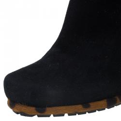 مملوكة مسبقًا حذاء بوت للكاحل ميو ميو سويدي أسود و فرو بنقشة الفهد مقاس 38