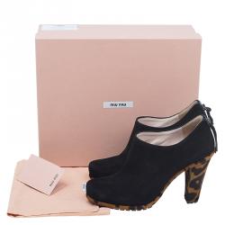 مملوكة مسبقًا حذاء بوت للكاحل ميو ميو سويدي أسود و فرو بنقشة الفهد مقاس 38