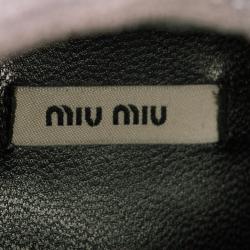 Pre Owned حذاء بوت للكاحل ميو ميو بفيونكة  جلد لامع أسود وسويدي رصاصي مقاس 38