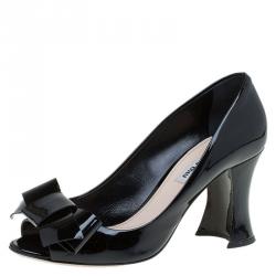 مملوكة مسبقًا حذاء كعب عالى ميو ميو بفيونكة ومقدمة مفتوحة جلد أسود لامع مقاس 38.5