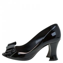 مملوكة مسبقًا حذاء كعب عالى ميو ميو بفيونكة ومقدمة مفتوحة جلد أسود لامع مقاس 38.5