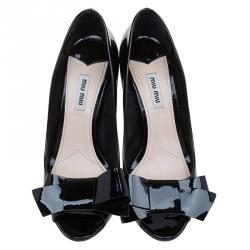 مملوكة مسبقًا حذاء كعب عالى ميو ميو بفيونكة ومقدمة مفتوحة جلد أسود لامع مقاس 38.5