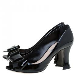 مملوكة مسبقًا حذاء كعب عالى ميو ميو بفيونكة ومقدمة مفتوحة جلد أسود لامع مقاس 38.5