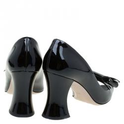 مملوكة مسبقًا حذاء كعب عالى ميو ميو بفيونكة ومقدمة مفتوحة جلد أسود لامع مقاس 38.5