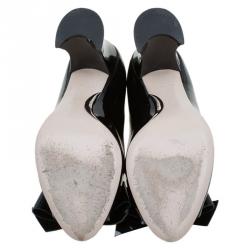 مملوكة مسبقًا حذاء كعب عالى ميو ميو بفيونكة ومقدمة مفتوحة جلد أسود لامع مقاس 38.5