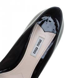 مملوكة مسبقًا حذاء كعب عالى ميو ميو بفيونكة ومقدمة مفتوحة جلد أسود لامع مقاس 38.5