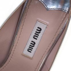 مملوكة مسبقًا حذاء كعب عالي ميو ميو مقدمة مدببة سباكيو جلد ميتالك فضي مقاس 36.5