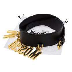 مملوكة مسبقًا حزام موسكينو بشعار ذهبي اللون وجلد أسود 95 سم