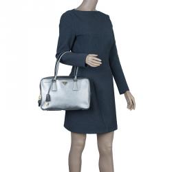 مملوكة مسبقًا Prada Metallic Siver Saffiano Zip Around Lux Bag