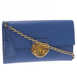 Pre Owned حقيبة كلتش برادا باندوليرا جلد سافيانو لوكس زرقاء