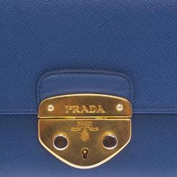 Pre Owned حقيبة كلتش برادا باندوليرا جلد سافيانو لوكس زرقاء