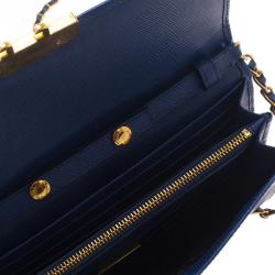 Pre Owned حقيبة كلتش برادا باندوليرا جلد سافيانو لوكس زرقاء