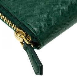 مملوكة مسبقًا محفظة برادا جلد سافيانو أخضر داكن بالشعار وسحاب محيط