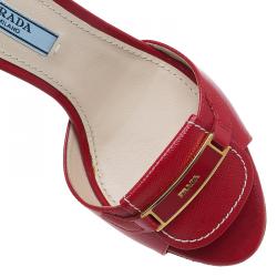 مملوكة مسبقًا صندل سلايد برادا بإبزيم جلد أحمر مقاس 35.5