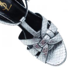 مملوكة مسبقًا صندل سان لوران باريس تريبوت ستامبد جلد ثعبان فضي مقاس 39