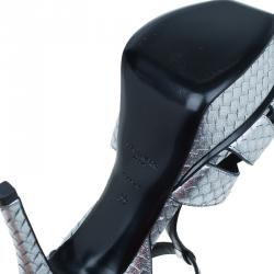 مملوكة مسبقًا صندل سان لوران باريس تريبوت ستامبد جلد ثعبان فضي مقاس 39