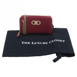 Pre Owned محفظة سالفاتوري فيراغامو دابل غانشو بسحاب دائري وسلسلة جلد حمراء