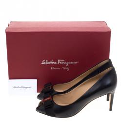 Pre Owned حذاء كعب عالي سالفاتوري فيراغامو بولا جلد أسود بفيونكة مقدمة مفتوحة مقاس 39.5