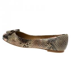 Pre Owned حذاء باليرينا فلات سالفاتوري فيراغامو فارينا جلد نقشة الثعبان بيج بفيونكة ومرصع مقاس 40.5