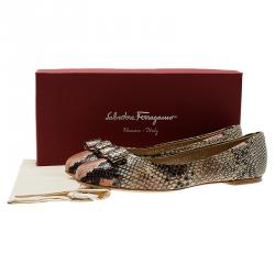 Pre Owned حذاء باليرينا فلات سالفاتوري فيراغامو فارينا جلد نقشة الثعبان بيج بفيونكة ومرصع مقاس 40.5