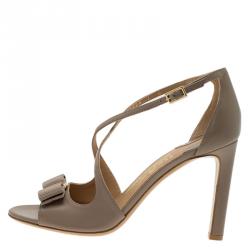 مملوكة مسبقًا صندل سالفاتوري فيراغامو غابريل  بشرائط متقاطعة مزين بفيونكة جلد بيج مقاس 37.5