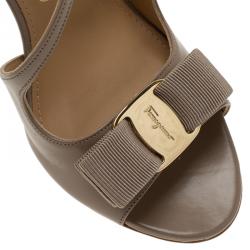 مملوكة مسبقًا صندل سالفاتوري فيراغامو غابريل  بشرائط متقاطعة مزين بفيونكة جلد بيج مقاس 37.5