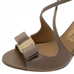 مملوكة مسبقًا صندل سالفاتوري فيراغامو غابريل  بشرائط متقاطعة مزين بفيونكة جلد بيج مقاس 37.5