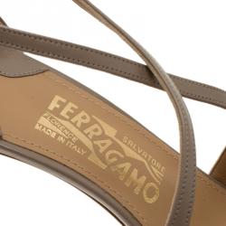 مملوكة مسبقًا صندل سالفاتوري فيراغامو غابريل  بشرائط متقاطعة مزين بفيونكة جلد بيج مقاس 37.5