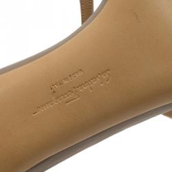 مملوكة مسبقًا صندل سالفاتوري فيراغامو غابريل  بشرائط متقاطعة مزين بفيونكة جلد بيج مقاس 37.5