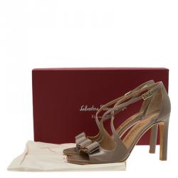مملوكة مسبقًا صندل سالفاتوري فيراغامو غابريل  بشرائط متقاطعة مزين بفيونكة جلد بيج مقاس 37.5