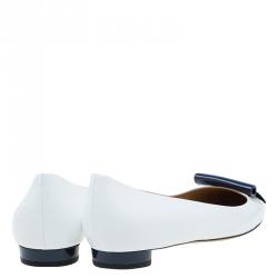 مملوكة مسبقًا Salvatore Ferragamo White Patent Metal Plaque Ballet Flats Size 39.5