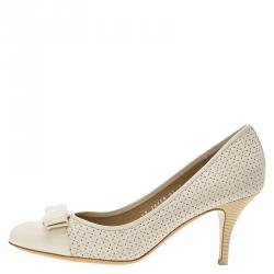 مملوكة مسبقًا Salvatore Ferragamo Cream Cutout Leather Carla Vara Bow Pumps Size 40.5