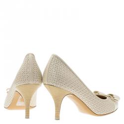 مملوكة مسبقًا Salvatore Ferragamo Cream Cutout Leather Carla Vara Bow Pumps Size 40.5
