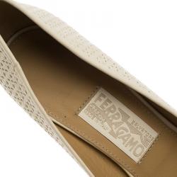 مملوكة مسبقًا Salvatore Ferragamo Cream Cutout Leather Carla Vara Bow Pumps Size 40.5