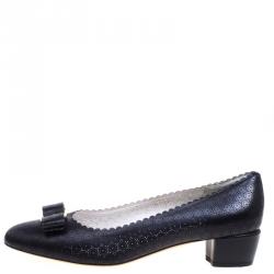 مملوكة مسبقًا حذاء كعب عالي سلفاتوري فيراغامو جلد أسود مثقب ودانتيل فيونكة فارا مقاس 40.5