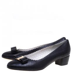 مملوكة مسبقًا حذاء كعب عالي سلفاتوري فيراغامو جلد أسود مثقب ودانتيل فيونكة فارا مقاس 40.5