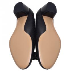 مملوكة مسبقًا حذاء كعب عالي سلفاتوري فيراغامو جلد أسود مثقب ودانتيل فيونكة فارا مقاس 40.5